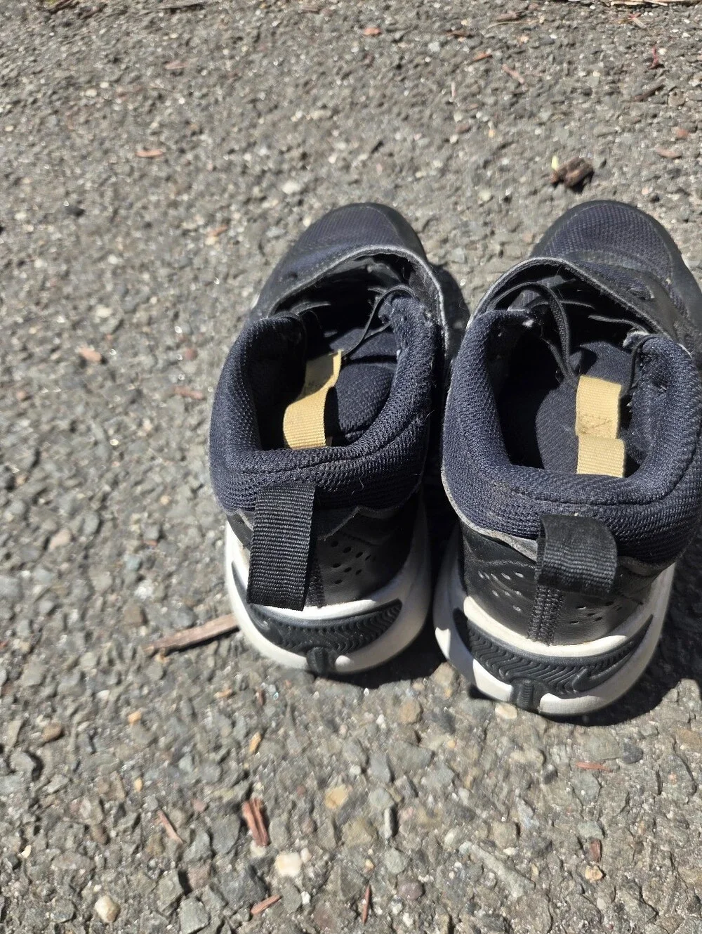Nike Team Hustle  Black/Gold/White Kid's Sneakers - Size 3